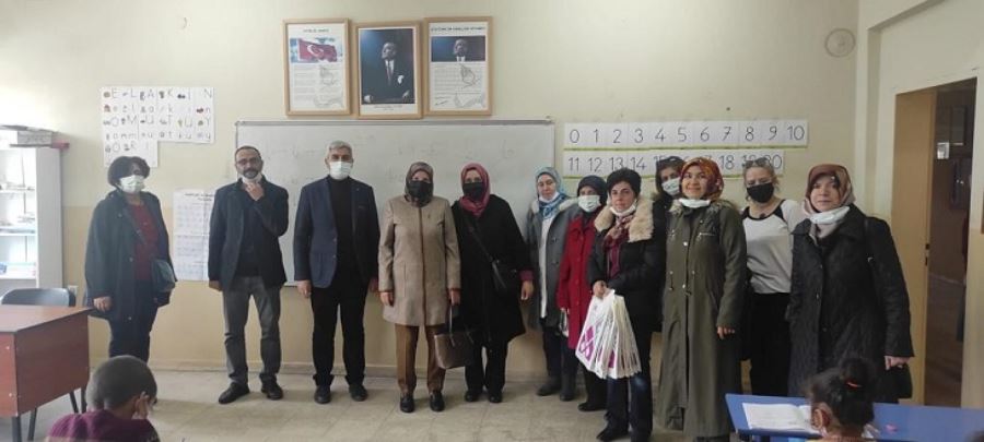 Fırat Üniversitesi Kadınlar Kolundan ilkokul öğrencilerine kırtasiye ve giysi yardımı yaptılar
