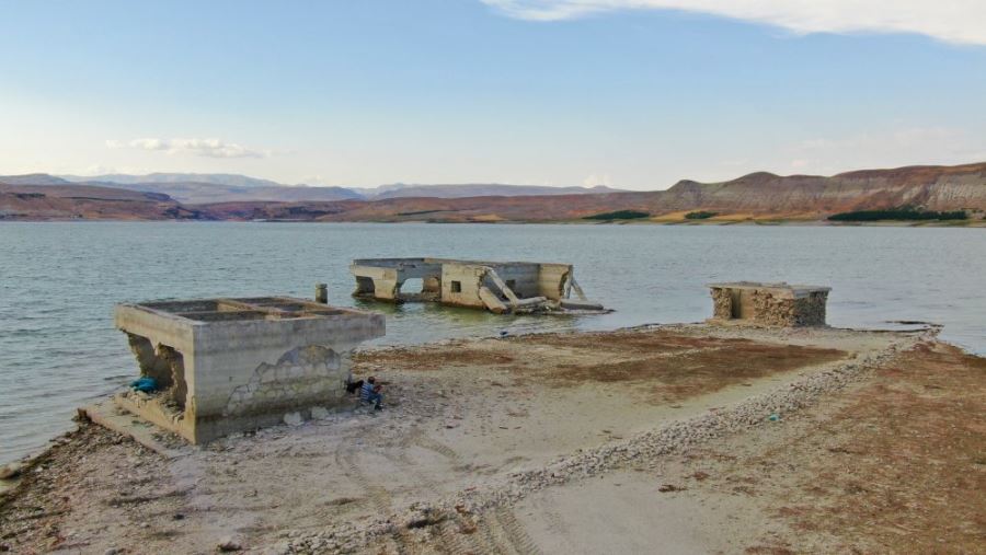 Elazığ’da Kuraklık Nedeni İle Sular Çekildi, 75 Yıllık Okul Gün Yüzüne Çıktı…