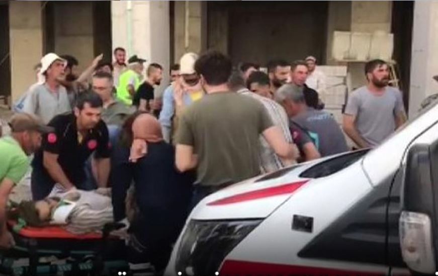 Elazığ’da İnşattan Düşen İşçi Hayatını Kaybetti, Çalışanlar Sağlık Ekiplerine Saldırdı