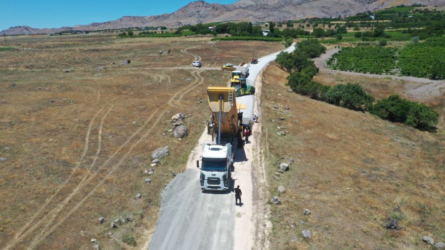 Elazığ’da ilk defa uygulanan Silindir ile Sıkıştırılmış Beton (SSB) yol yapım çalışmaları başladı.