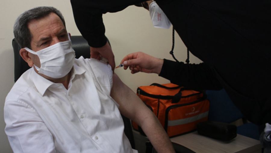 Kovancılar Belediye Başkanı Hacı Akpınar ilk doz aşısını oldu