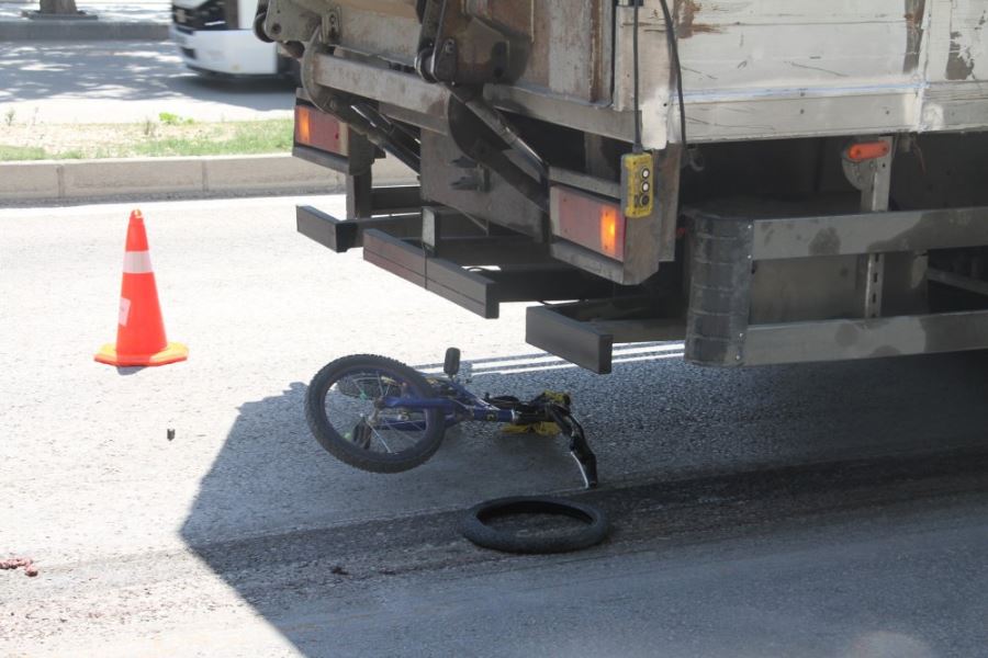 Elazığ’da bisikletiyle karşıdan karşıya geçerken kamyonun altında kalan 13 yaşındaki Ali İmran Bulut hayatını kaybederken, sürücü olay yerinden kaçtı.  