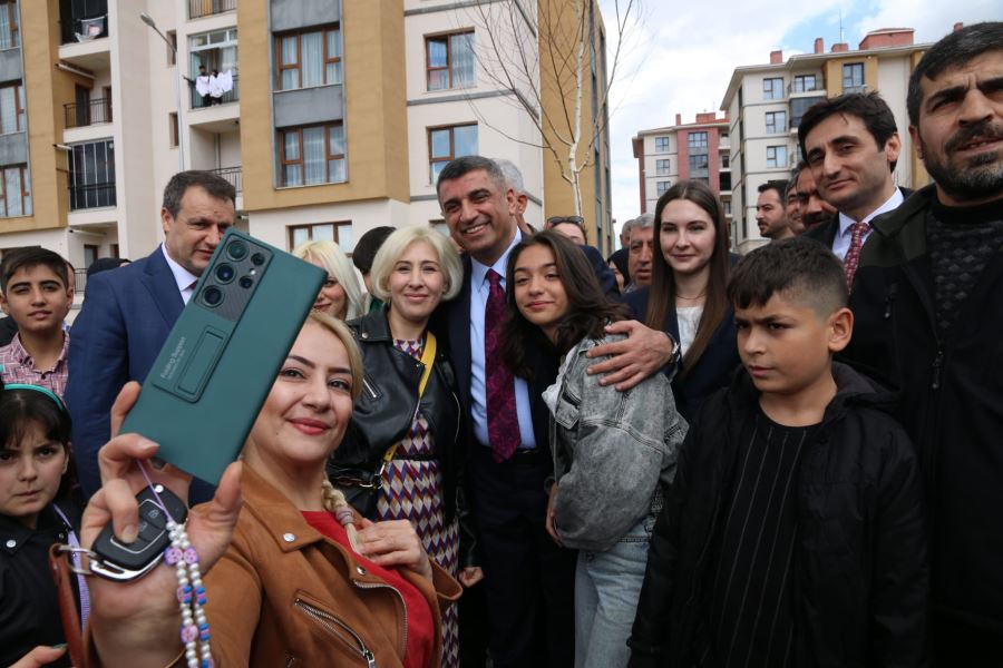 TOKİ sakinlerini ziyaret eden CHP Milletvekili Gürsel Erol’a sevgi seli 