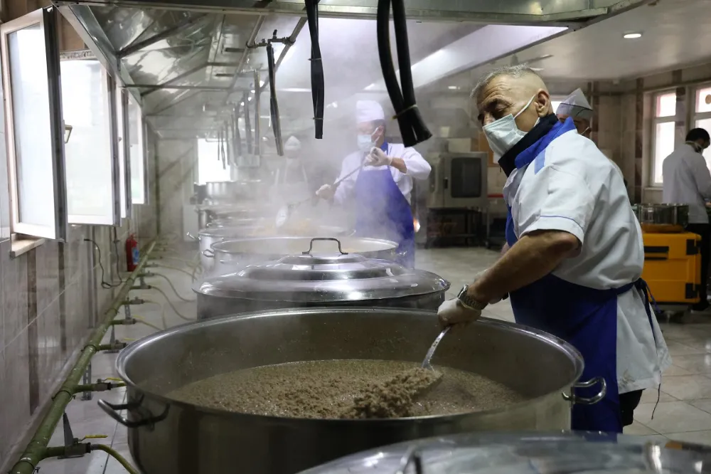 Elazığ Belediyesinde Dev Kazanlar, İftar Sofraları İçin Kaynıyor