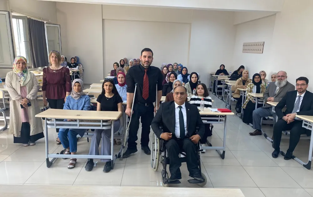 FÜ İlahiyat Fakültesi Öğrencileri 3 Akülü Sandalye Bağışladı