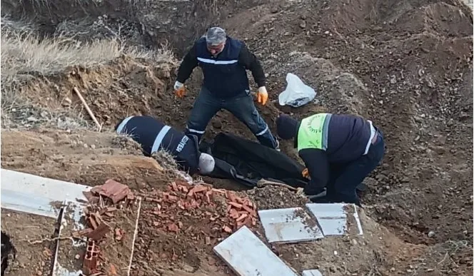 Elazığ Belediyesi, Kayma Tehlikesi Taşıyan Mezarları Güvenli Alana Taşıyor