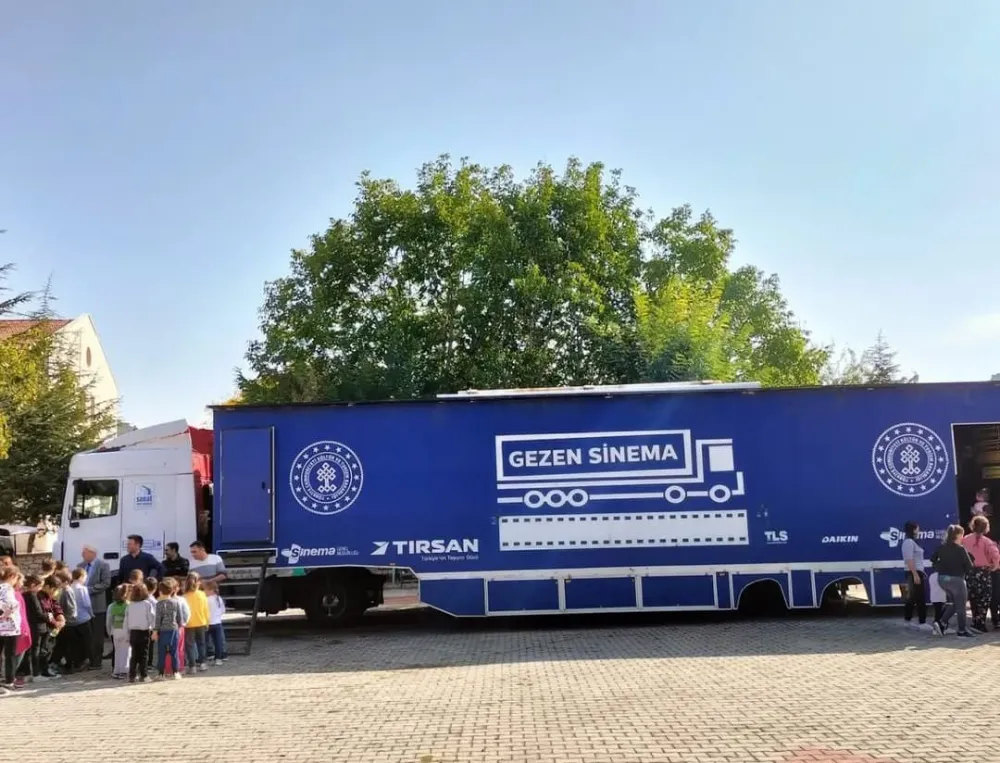 Gezen Sinema Tırı Elazığ’ın İlçelerinde Perdelerini Açıyor