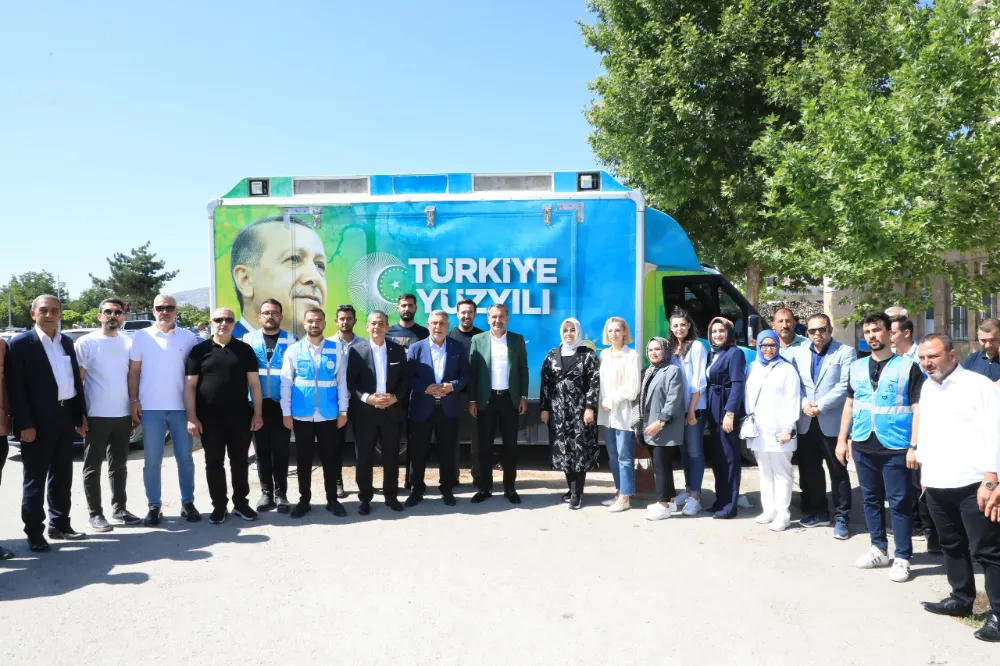 AK Parti Elazığ Gençlik Kolları’ndan Arife Günü Anlamlı Çam Fidanı Dağıtımı