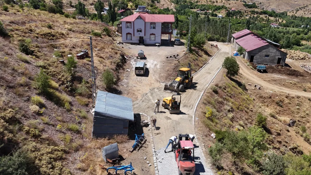 Sivrice Başkaynak Köyü’nde Kilit Parke Çalışmaları Tam Gaz Sürüyor