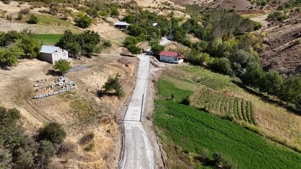KAVALLI KÖYÜ’NDE KİLİT PARKE YOL ÇALIŞMALARI SÜRÜYOR